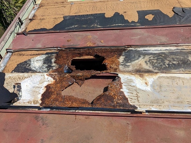 先に穴があいた箇所を補修