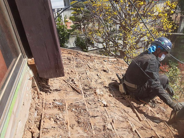 雨漏り屋根葺き替え既存瓦解体