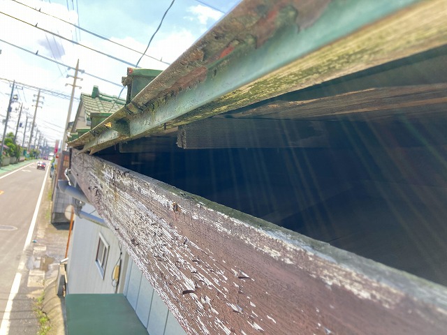 台風被害を受けた金属屋根の軒先部の空いている箇所