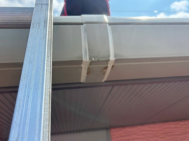 雨水が漏れた軒樋継手のシーリング処理