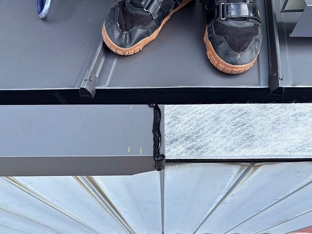 オリジナル加工の笠木の継ぎ目にはコーキング材を充填