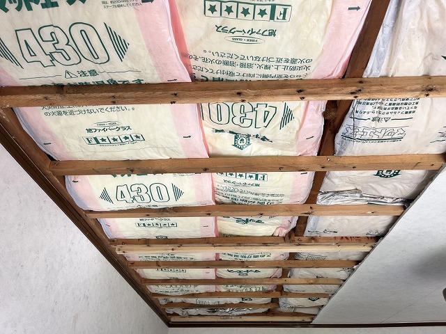 雨水で濡れた断熱材に替わり新しい断熱材を設置