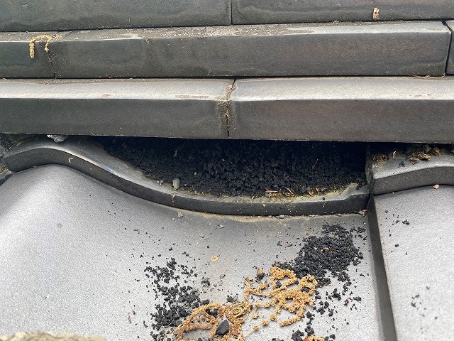 漆喰がなくなり内部の葺き土が露出