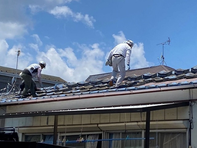 セメント瓦屋根部分葺き直し中