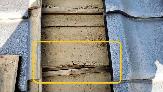 大きく裂けている瓦屋根の防水シート