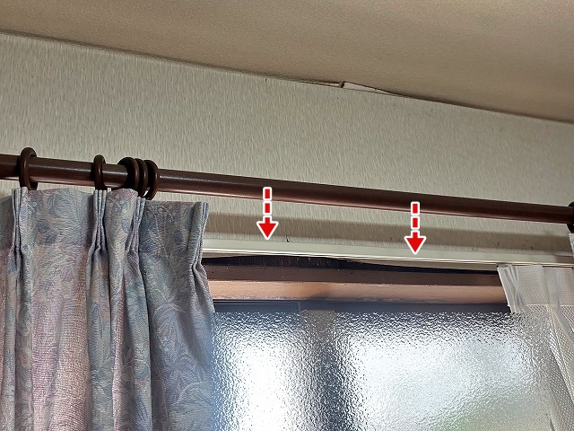 ベランダ下の部屋で起こったサッシ際の雨漏り