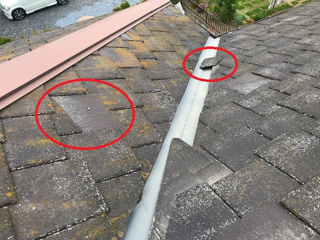 台風被害を受けてスレート屋根のスレート材が飛散している