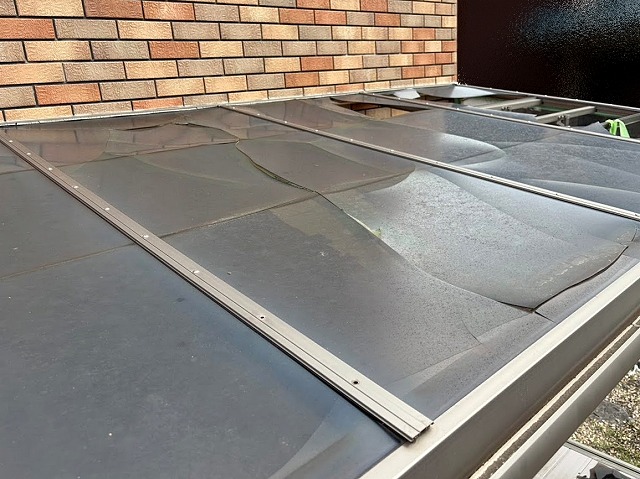 破損が著しい鹿嶋市のサンルームパネル