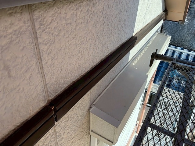 屋根カバー工事中に見つかった外壁の帯板の破損箇所