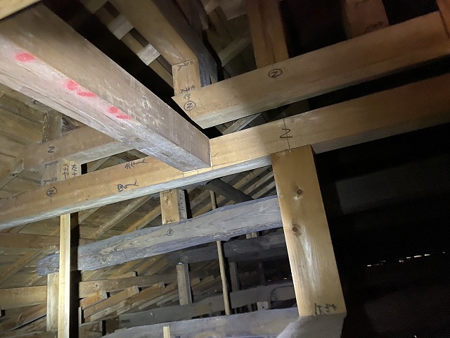 梁や柱が複雑に絡み合う屋根裏