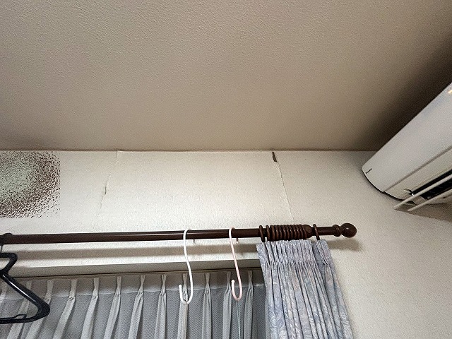 傾いたベランダの床に溜まった水が雨漏りの原因