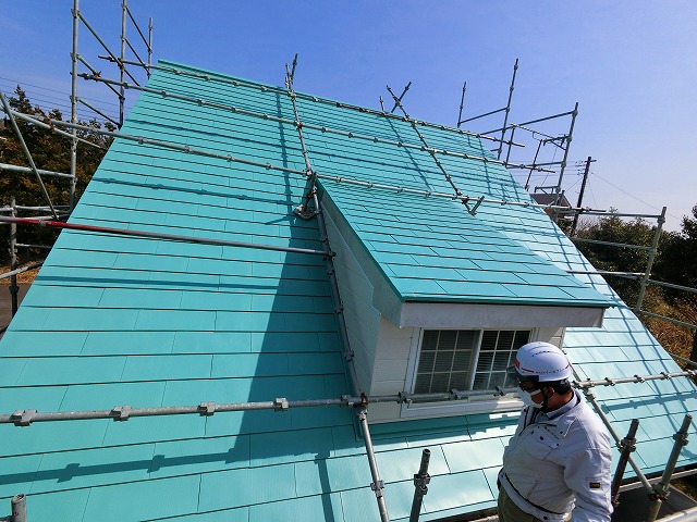 屋根カバー工法で見違える様になったドーマー付き急勾配屋根