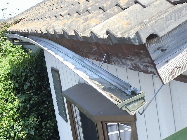 屋根から脱落した瓦で破損してしまった2階の軒樋