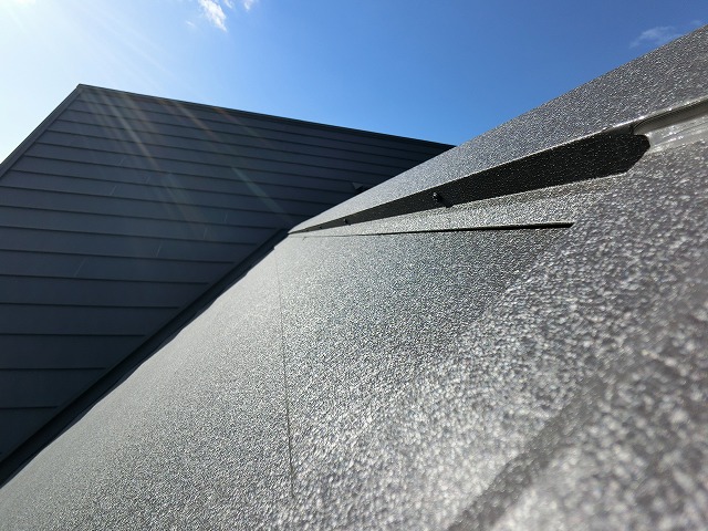 スーパーガルテクトで葺いた屋根の参考画像