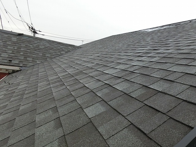 アスファルトシングル材が葺かれた大きな屋根