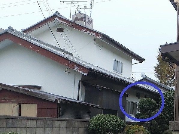 外観から見た、雨漏りのある台所をマーク