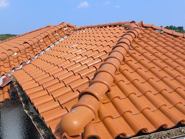 強化棟金具を使用した取り直しと谷板金交換を行う予定のひたちなか市の釉薬瓦屋根