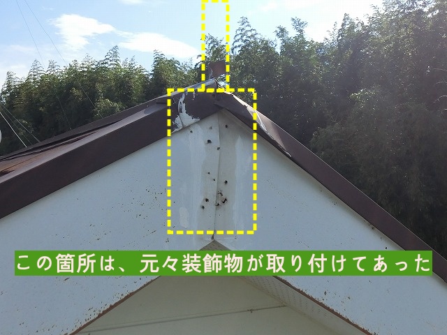 破損したケラバの破風板には、元々は装飾物が取り付けられていた