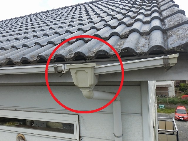 水戸市アパートで高所棒撮影で発見された破損雨樋