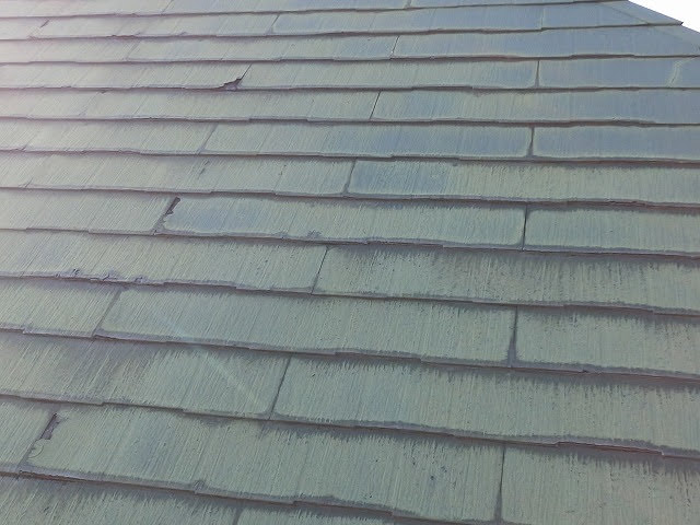 先端部分から剥離を起こしている古河市のコロニアル屋根