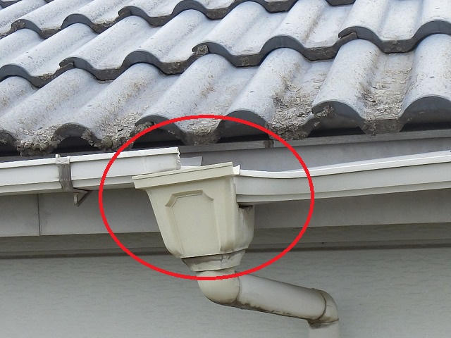 水戸市アパートで高所棒撮影で分かった外れている集水器