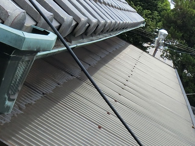 波板交換前の表面劣化が起こっているテラス波板