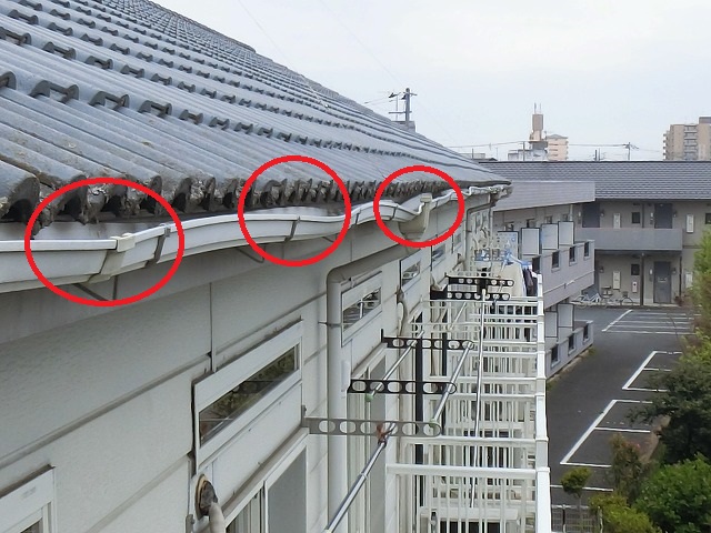 水戸市賃貸アパートの大きく変形した軒樋