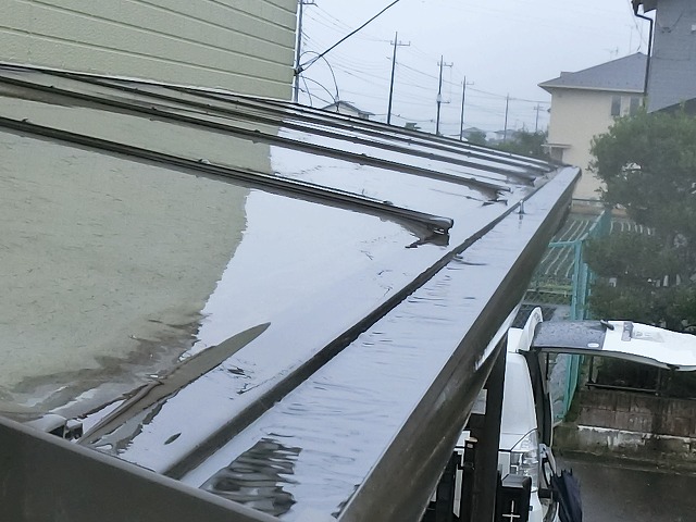 テラス軒先への雨水がたまっている