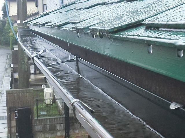変形した雨樋に雨が溜まる