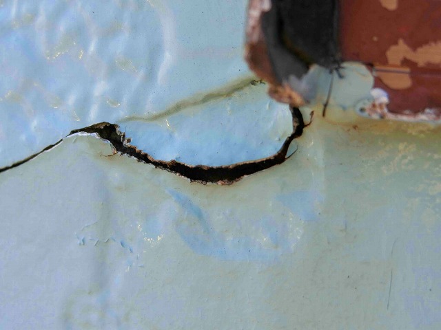 外壁の大きなキズ　