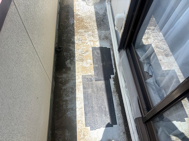 ベランダのひび割れが激しい箇所は防水テープで応急処置