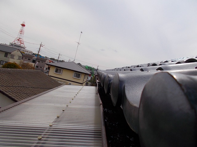 銅板雨樋が変形しています