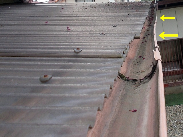 スレート屋根浮き雨樋歪み