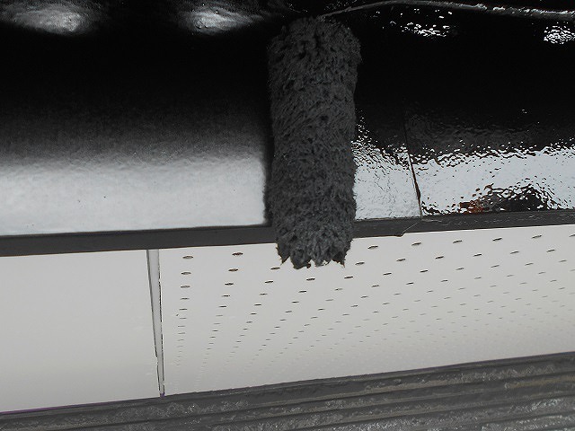 破風板塗装をローラーで行う手元画像