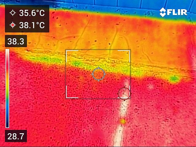 陸屋根の劣化したシーリング部分にサーモグラフィーをあてる