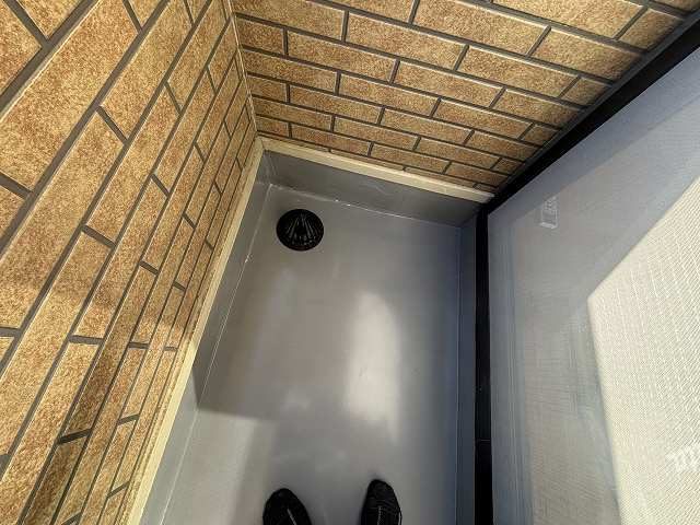 ウレタン防水が完了したベランダのドレン部