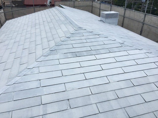 水戸市で屋根塗装施工中の現場は下塗り工程まで完了
