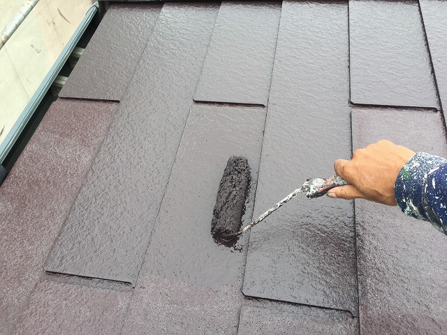 遮熱塗料クールタイトSiを屋根に上塗りする職人