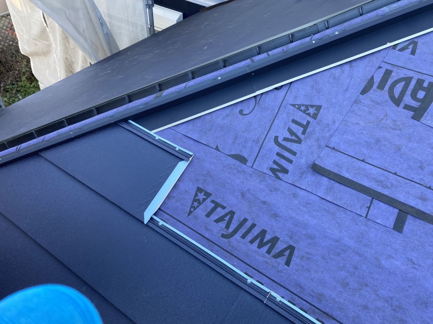 寄棟屋根での屋根工事風景