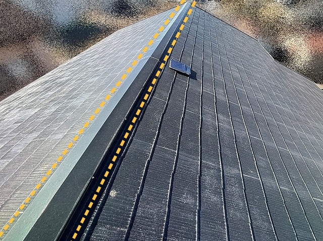 棟板金は屋根の頂上を覆うカバー