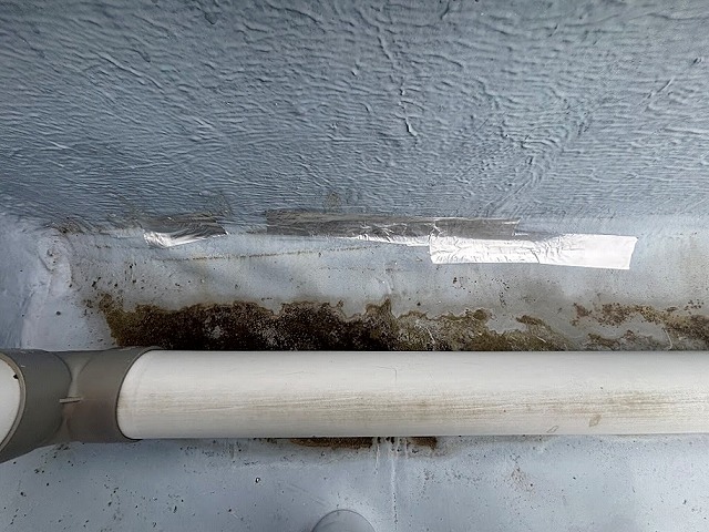 防水層が切れて剥がれた部分に防水テープを貼付
