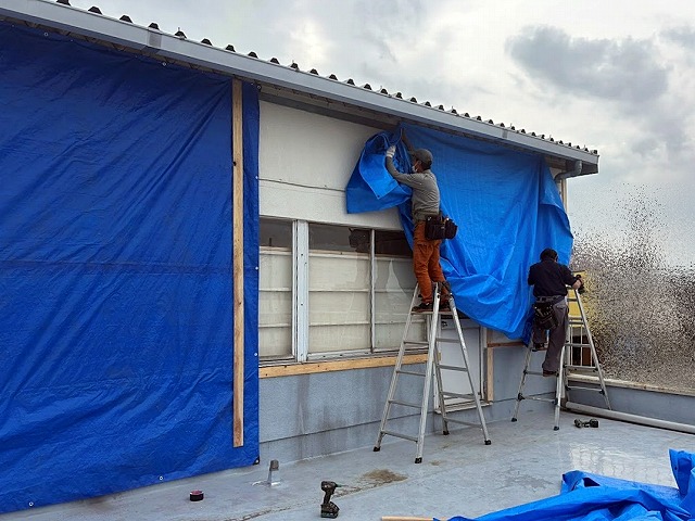 雨水に侵入口の外壁とサッシ廻りを養生