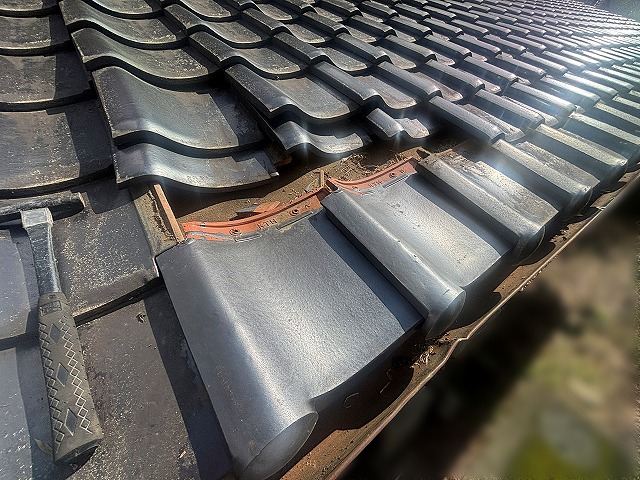 撤去した破損瓦に代わり新しい瓦を配置