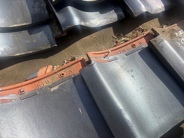 ステンレス釘で軒先瓦を固定中