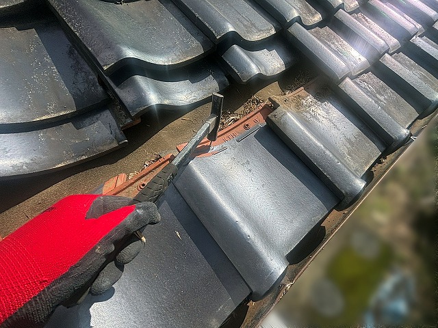 ステンレス釘を用いて差し替えた軒先瓦を固定