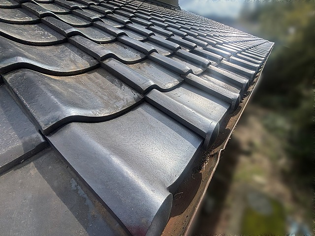 下屋根の瓦差し替えは短時間で終了