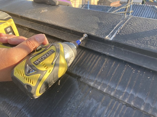 SUSビスで棟板金を固定