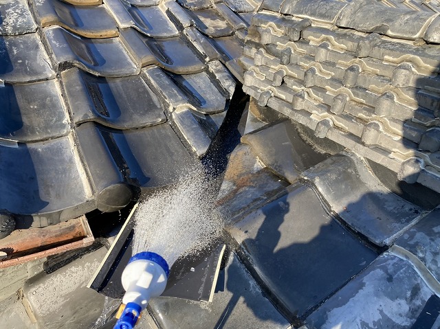 雨漏りテストを実施している入母屋屋根の谷板金部