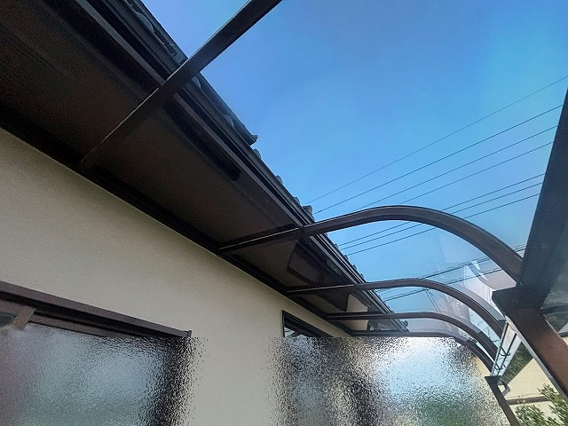 両面耐候グレースモークのポリカーボネートパネルに交換したテラス屋根