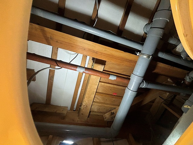 ユニットバスの天井裏に通った二階の配管